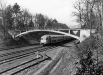 837551 Gezicht op de voetgangersbrug over het emplacement van het N.S.-station Baarn te Baarn.
